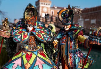 I figuranti del carnevale di Venezia davanti all'Arsenale di Venezia