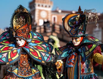 I figuranti del carnevale di Venezia davanti all'Arsenale di Venezia