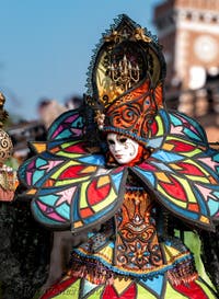 I figuranti del carnevale di Venezia davanti all'Arsenale di Venezia