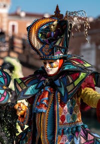 I figuranti del carnevale di Venezia davanti all'Arsenale di Venezia