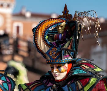 I figuranti del carnevale di Venezia davanti all'Arsenale di Venezia