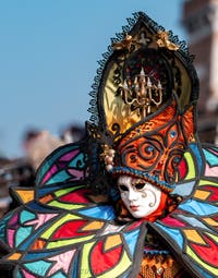 I figuranti del carnevale di Venezia davanti all'Arsenale di Venezia