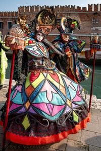 I figuranti del carnevale di Venezia davanti all'Arsenale di Venezia