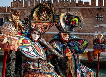 I figuranti del carnevale di Venezia davanti all'Arsenale di Venezia