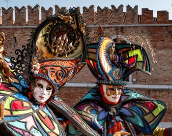 I figuranti del carnevale di Venezia davanti all'Arsenale di Venezia