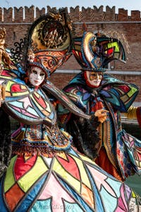 I figuranti del carnevale di Venezia davanti all'Arsenale di Venezia