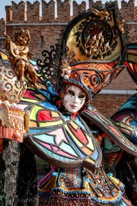 I figuranti del carnevale di Venezia davanti all'Arsenale di Venezia