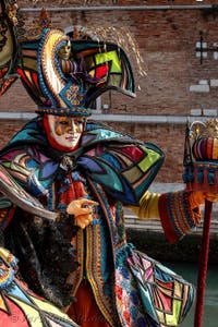 I figuranti del carnevale di Venezia davanti all'Arsenale di Venezia