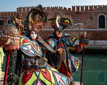 I figuranti del carnevale di Venezia davanti all'Arsenale di Venezia