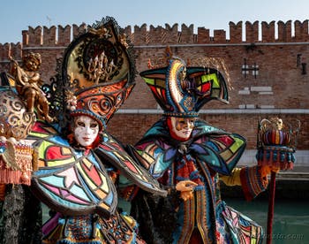 I figuranti del carnevale di Venezia davanti all'Arsenale di Venezia