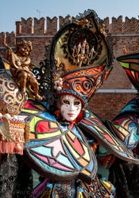 I figuranti del carnevale di Venezia davanti all'Arsenale di Venezia