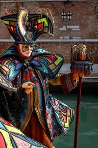 I figuranti del carnevale di Venezia davanti all'Arsenale di Venezia