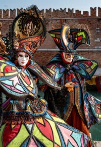 I figuranti del carnevale di Venezia davanti all'Arsenale di Venezia