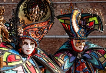 I figuranti del carnevale di Venezia davanti all'Arsenale di Venezia