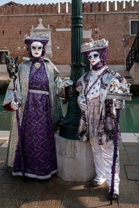 I figuranti del carnevale di Venezia davanti all'Arsenale di Venezia