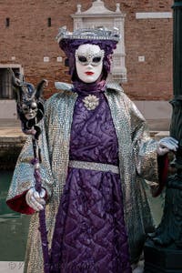 I figuranti del carnevale di Venezia davanti all'Arsenale di Venezia