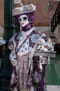 I figuranti del carnevale di Venezia davanti all'Arsenale di Venezia