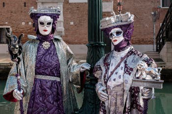 I figuranti del carnevale di Venezia davanti all'Arsenale di Venezia