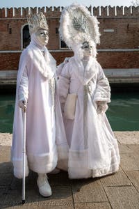 I figuranti del carnevale di Venezia davanti all'Arsenale di Venezia