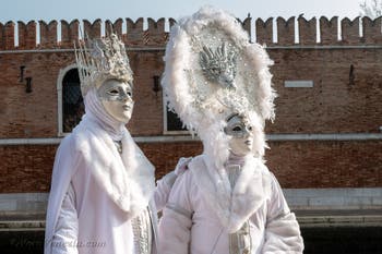 I figuranti del carnevale di Venezia davanti all'Arsenale di Venezia