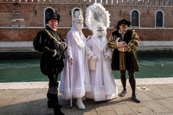 I figuranti del carnevale di Venezia davanti all'Arsenale di Venezia