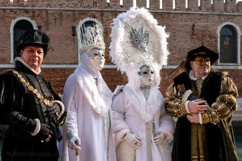 I figuranti del carnevale di Venezia davanti all'Arsenale di Venezia