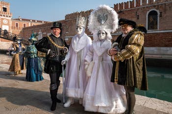 I figuranti del carnevale di Venezia davanti all'Arsenale di Venezia