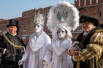 I figuranti del carnevale di Venezia davanti all'Arsenale di Venezia