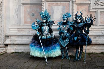 Costumi del Carnevale di Venezia davanti alla chiesa di San Zaccaria.