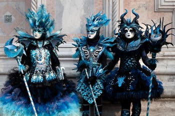 Costumi del Carnevale di Venezia davanti alla chiesa di San Zaccaria.