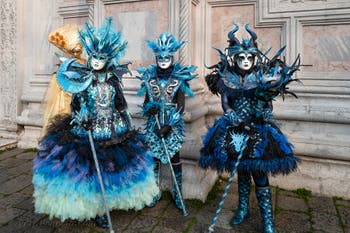 Costumi del Carnevale di Venezia davanti alla chiesa di San Zaccaria.