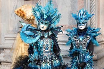 Costumi del Carnevale di Venezia davanti alla chiesa di San Zaccaria.