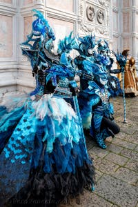 Costumi del Carnevale di Venezia davanti alla chiesa di San Zaccaria.