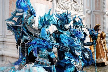 Costumi del Carnevale di Venezia davanti alla chiesa di San Zaccaria.