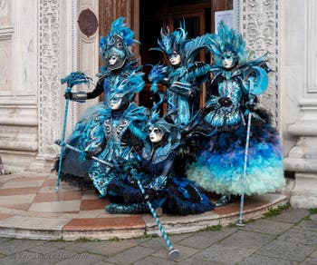 Costumi del Carnevale di Venezia davanti alla chiesa di San Zaccaria.