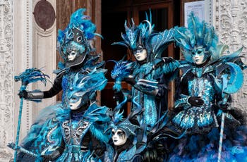 Costumi del Carnevale di Venezia davanti alla chiesa di San Zaccaria.