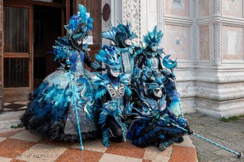 Costumi del Carnevale di Venezia davanti alla chiesa di San Zaccaria.