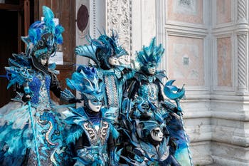 Costumi del Carnevale di Venezia davanti alla chiesa di San Zaccaria.