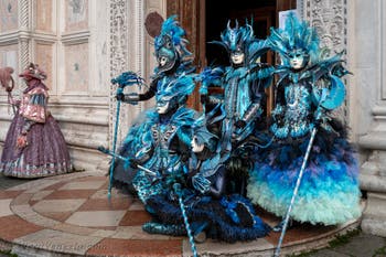 Costumi del Carnevale di Venezia davanti alla chiesa di San Zaccaria.