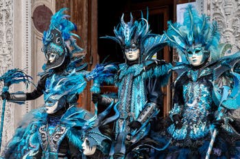 Costumi del Carnevale di Venezia davanti alla chiesa di San Zaccaria.