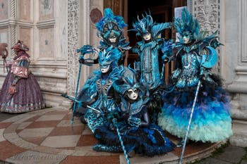 Costumi del Carnevale di Venezia davanti alla chiesa di San Zaccaria.