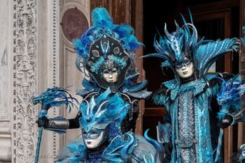 Costumi del Carnevale di Venezia davanti alla chiesa di San Zaccaria.