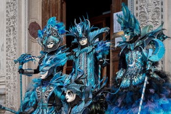 Costumi del Carnevale di Venezia davanti alla chiesa di San Zaccaria.