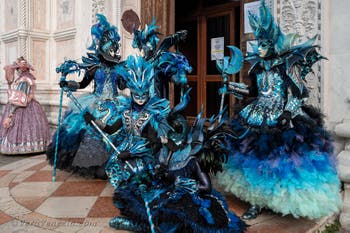 Costumi del Carnevale di Venezia davanti alla chiesa di San Zaccaria.