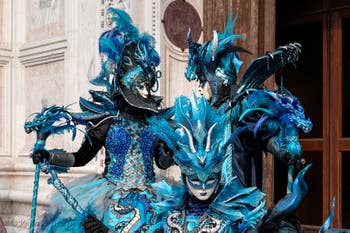 Costumi del Carnevale di Venezia davanti alla chiesa di San Zaccaria.