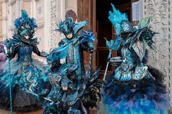 Costumi del Carnevale di Venezia davanti alla chiesa di San Zaccaria.