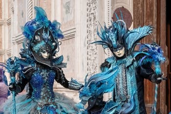 Costumi del Carnevale di Venezia davanti alla chiesa di San Zaccaria.