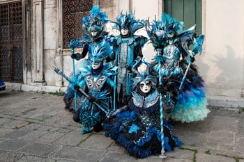 Costumi del Carnevale di Venezia davanti alla chiesa di San Zaccaria.