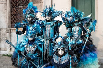 Costumi del Carnevale di Venezia davanti alla chiesa di San Zaccaria.