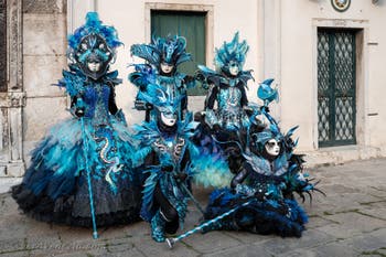 Costumi del Carnevale di Venezia davanti alla chiesa di San Zaccaria.